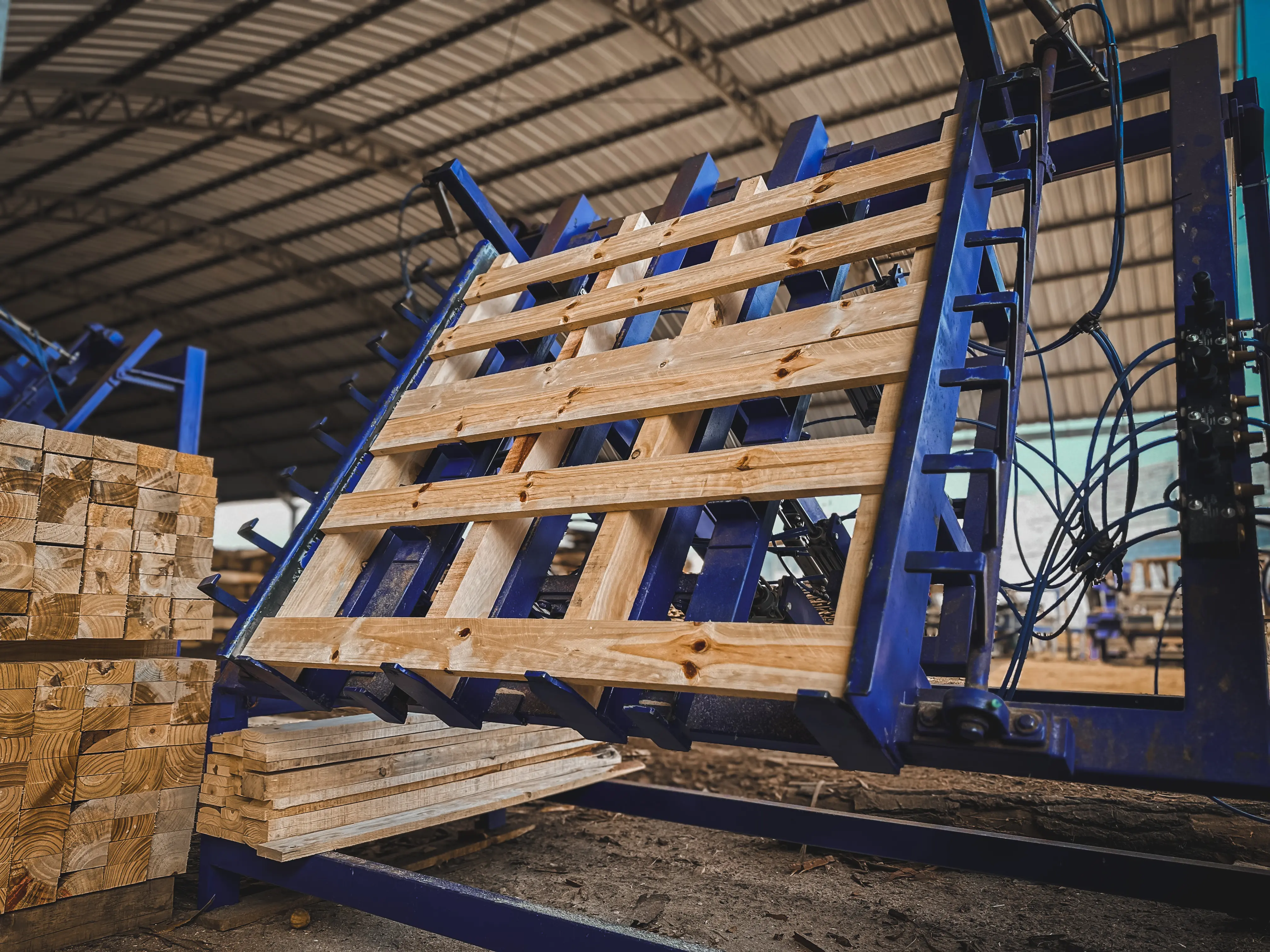 Máquina de fabricación de pallets en planta de Perú Palets